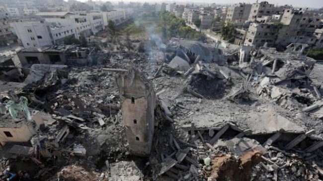 Smoke billows from the rubble of the Imam Al Shafaey mosque, destroyed in an overnight Israeli strike in the northern Gaza Strip on August 2, 2014. Photo: PressTV