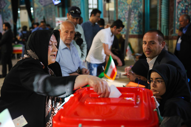 A woman casts her vote in Tehran./ Photo: ISNA