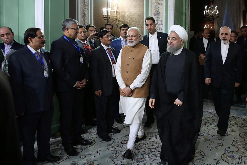 Iran's President Hassan Rouhani (front R) welcomes India's Prime Minister Narendra Modi in Tehran, Iran May 23, 2016. Photo: President.ir